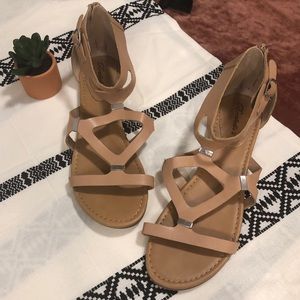 💠•SALE• $10💠NWOT-Tan Gladiator sandals-Size 10
